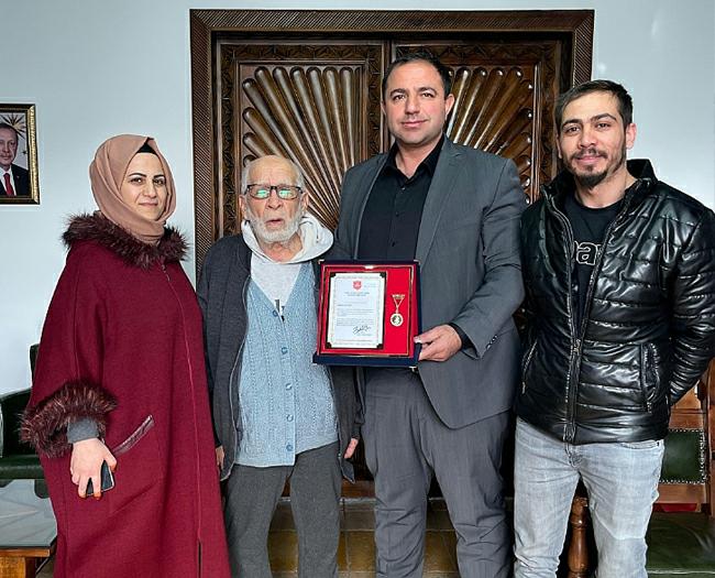 Hayırsever vatandaşa altın madalya ve berat verildi