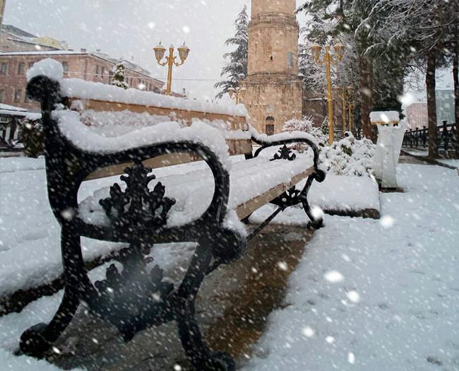 YALNIZLIĞIN KUCAĞINDA