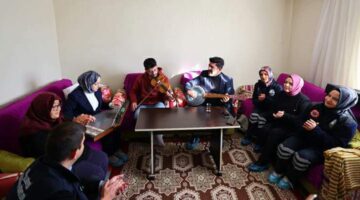 Tokat Belediyesi’nden yaşlılara hem temizlik hem de canlı müzik hizmeti