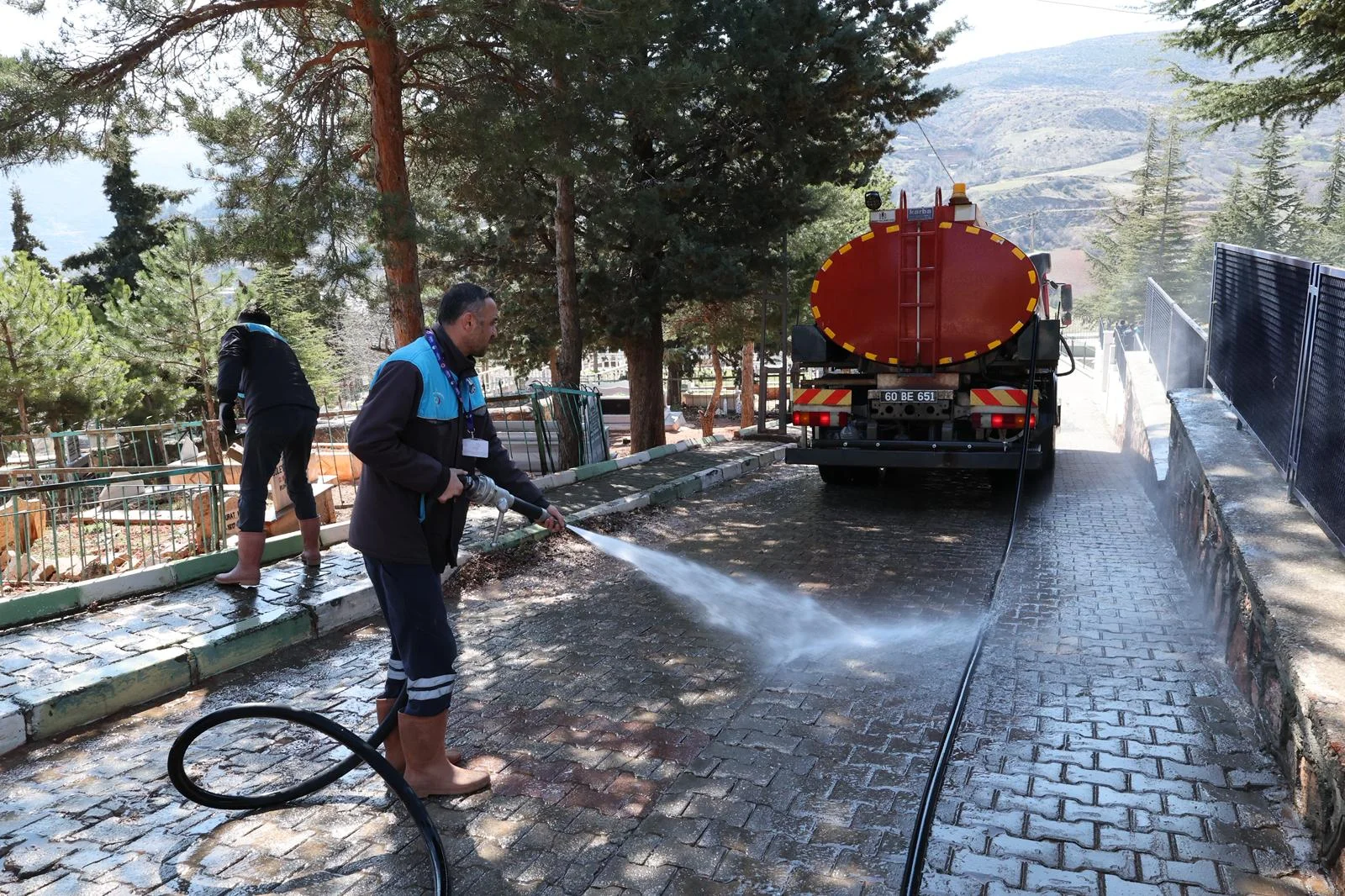 Tokat Belediyesi’nden mezarlıklarda çalışma