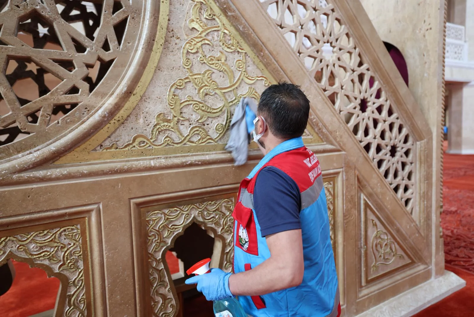 Belediyeden bayram öncesi camilere temizlik