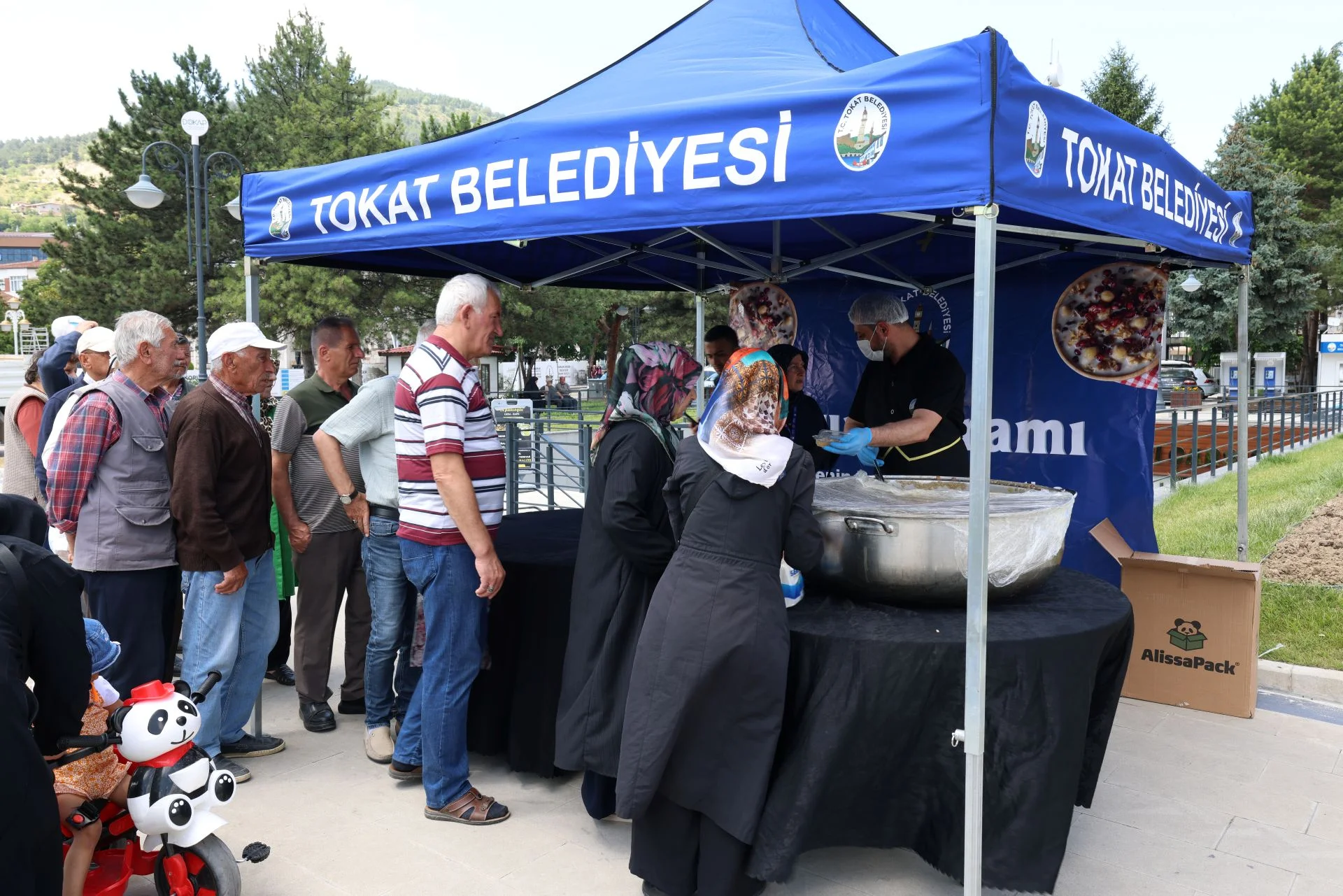 Tokat Belediyesi’nden 12 bin kişilik aşure ikramı