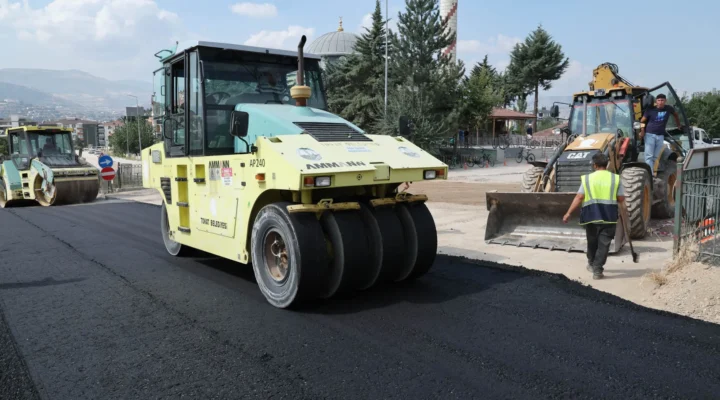 Fidanlık Caddesi’nde asfalt çalışmaları tamamlanıyor